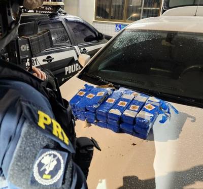 Biguaçu: motorista tenta fugir da PRF e descarta tabletes de maconha pela janela