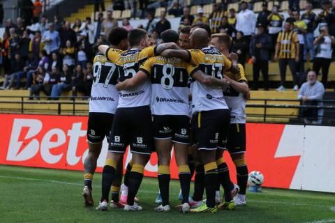 Criciúma volta a vencer na Série B e se isola na liderança