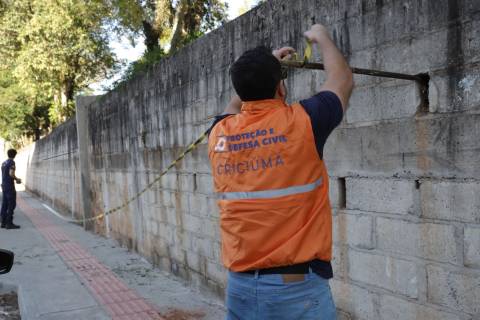 Vídeo: Defesa Civil interdita muro com risco de queda em Criciúma