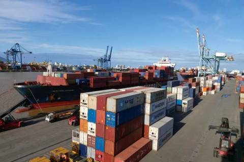 Pelo Estado 19/12: Sem jeito. Governo decide pela federalização do Porto de Itajaí
