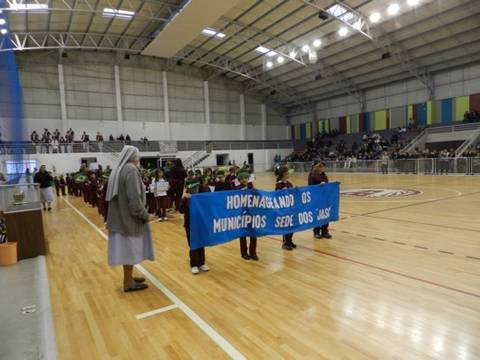 Alunos fazem desfile cívico dentro do colégio