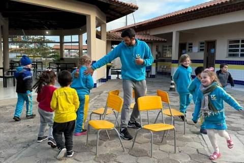 Professor de Araranguá grava vídeos para a internet e mostra dia a dia da vida docente com leveza