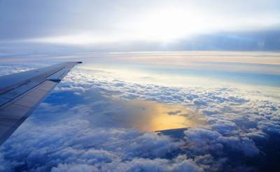 Fica surdo durante os voos de avião? Veja dicas para evitar o desconforto