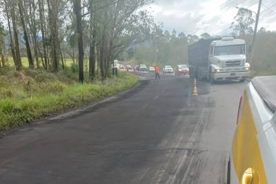 SC-446 é parcialmente interditada após caminhão derrubar carvão sobre a via