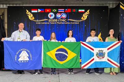 Medalhistas em competição de matemática na Tailândia são recepcionados com festa em Içara