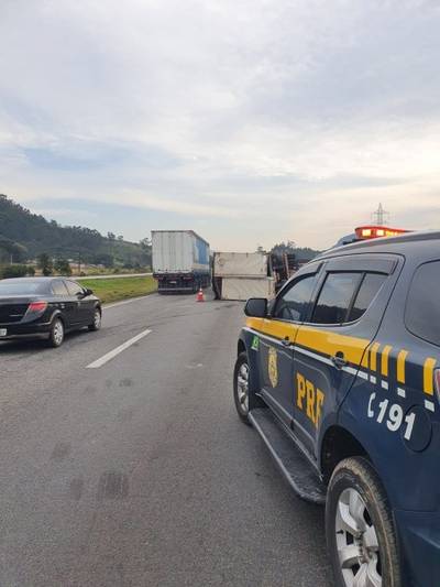 Tombamento de carreta deixa BR-101 parcialmente interditada em Paulo Lopes 