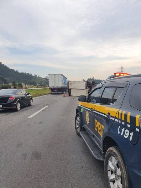 Tombamento de carreta deixa BR-101 parcialmente interditada em Paulo Lopes 