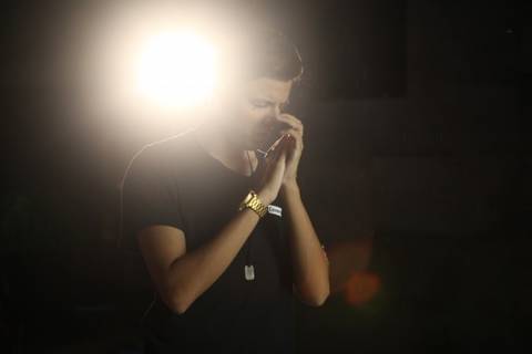 Cantor de Araranguá lança canal na Vevo