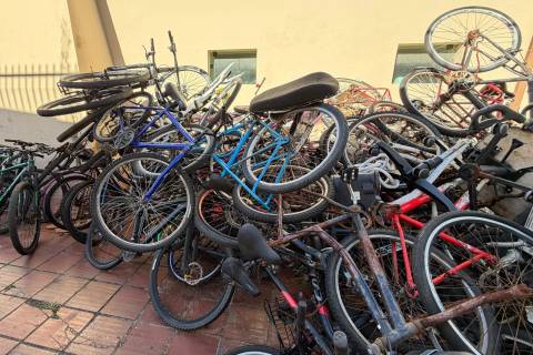 Vídeo: PM procura por donos de bicicletas que estão em batalhão
