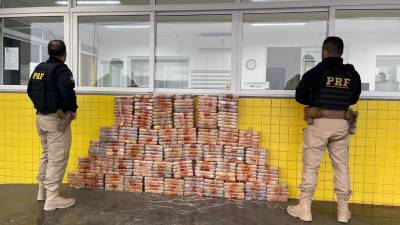 Mais de R$ 30 milhões em pasta base de cocaína são apreendidos em caminhão que seguia para Criciúma