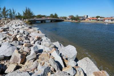 Como está o andamento do licenciamento ambiental para desassoreamento da Barra do Camacho?