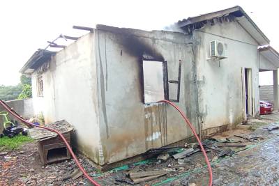 Casa de alvenaria é atingida por incêndio em Criciúma