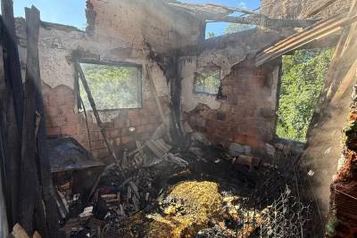 Casa é atingida por incêndio em Laguna
