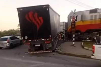 Caminhão obstrui passagem em nível e interrompe tráfego ferroviário em Içara