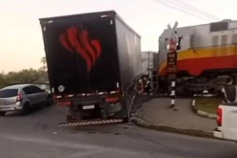 Caminhão obstrui passagem em nível e interrompe tráfego ferroviário em Içara