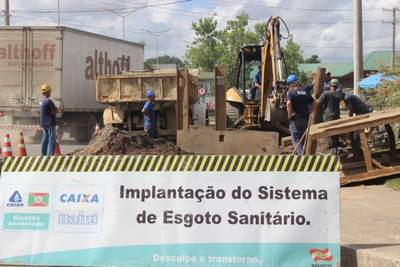 Rua Teófilo Otoní recebe obra de implantação de rede de esgoto