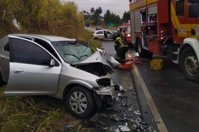 Três pessoas ficam feridas após colisão entre automóveis em Criciúma