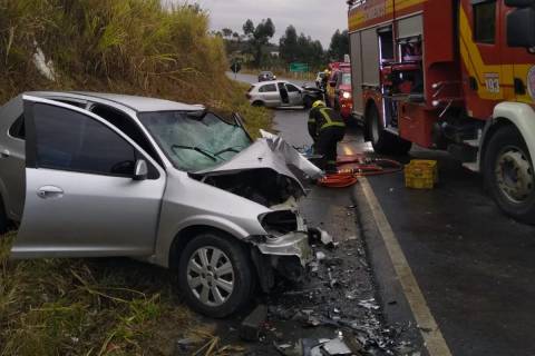 Três pessoas ficam feridas após colisão entre automóveis em Criciúma