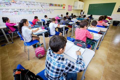 Jovens participam de concurso de frases