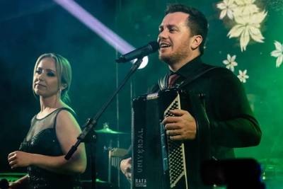 Banda Formatus: cantor segue passos do pai levando a música pelo Sul de Santa Catarina