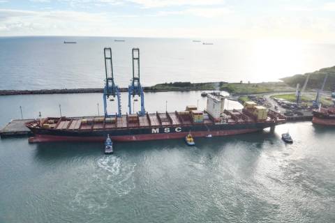 Porto de Imbituba recebe maior navio de sua história