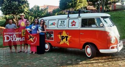 De Kombi ano 1975, jovens do Sul se deslocam para a posse de Dilma
