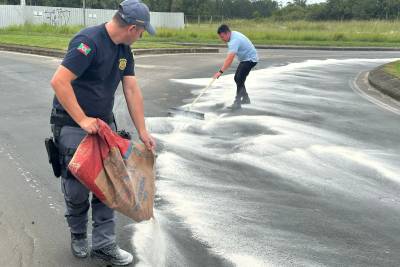 Veículo derrama óleo em vias de Criciúma