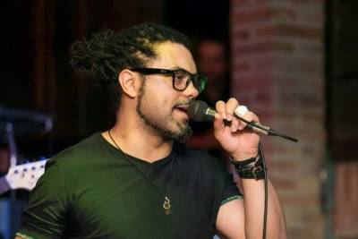 Estilo eclético marca carreira de músico criciumense em duas bandas da região