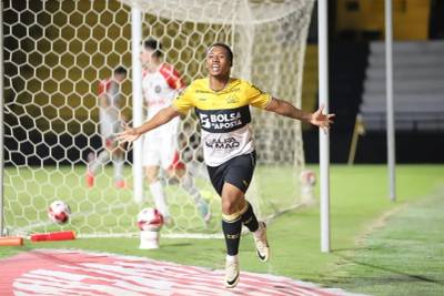 Hiago projeta jogo contra Brusque e celebra primeiro gol no profissional: 'Momento inexplicável'