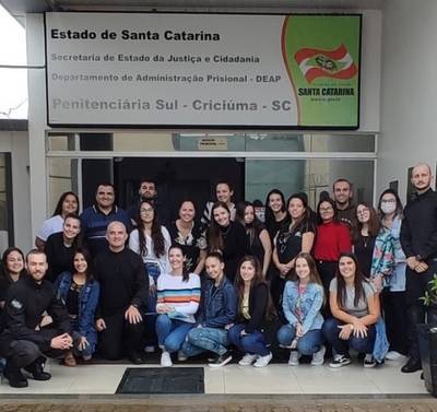 Alunos do curso de direito da Esucri conhecem a rotina da penitenciária de Criciúma