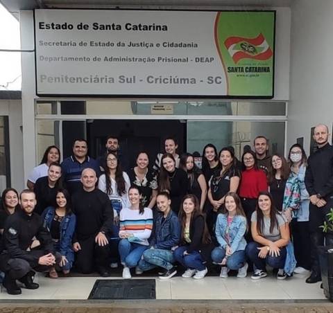 Alunos do curso de direito da Esucri conhecem a rotina da penitenciária de Criciúma
