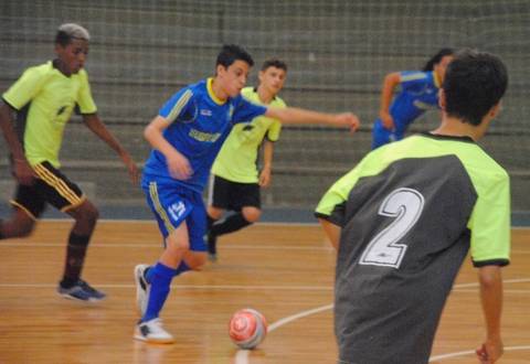 Colegião e Michel garantem últimas vagas para segunda fase do futsal masculino