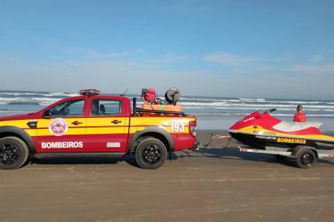 Pescadores são resgatados após embarcação ficar à deriva em Balneário Rincão