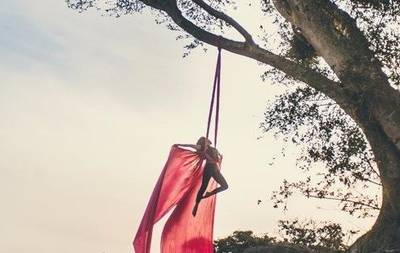 Studio de dança oferece aula experimental de tecido acrobático