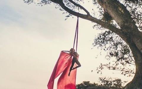 Studio de dança oferece aula experimental de tecido acrobático