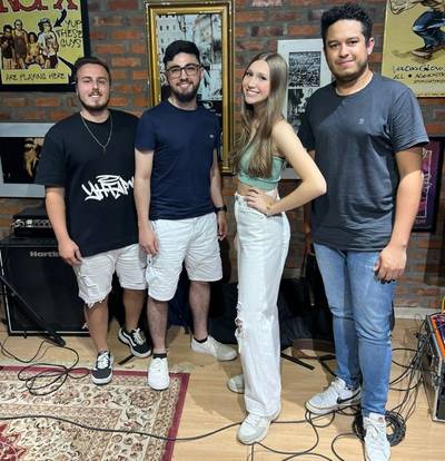 Wild Blue e Carô Vilaça fazem show dedicado ao cantor John Mayer