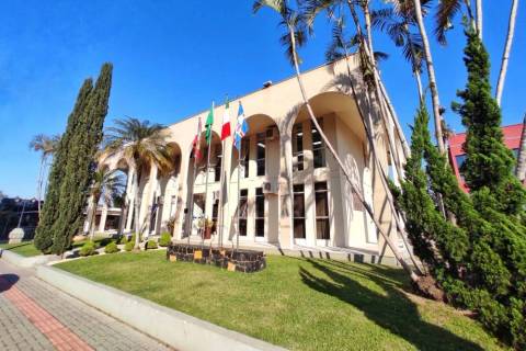 Homem preso por manter companheira em cárcere privado é servidor público de Nova Veneza; governo se manifesta
