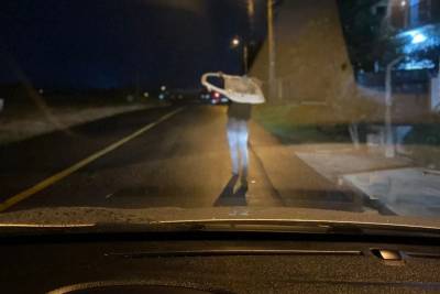 Vídeo: morador flagra homem carregando porta de carro pela rua em Criciúma