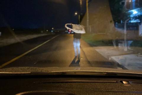 Vídeo: morador flagra homem carregando porta de carro pela rua em Criciúma