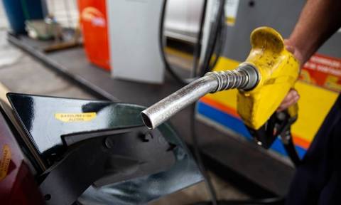 Petrobras anuncia redução no preço de distribuição da gasolina e do gás de cozinha