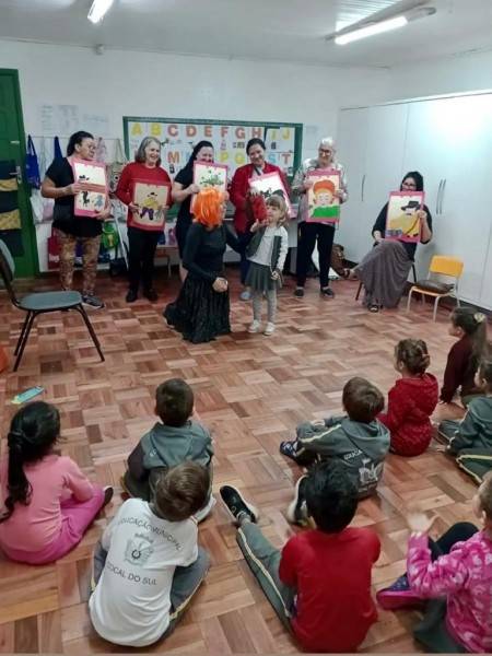 Pacientes do Caps trabalham em projeto de contação de história com crianças