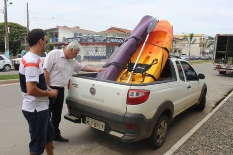 Rincão recebe dois caiaques para Escola de Férias