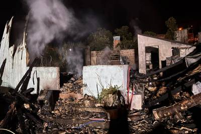 Bombeiros usam 15 mil litros de água para controlar incêndio em casa