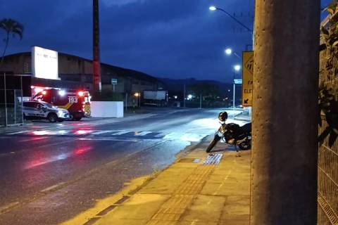 Motociclista colide em poste e fica gravemente ferido em Cocal do Sul