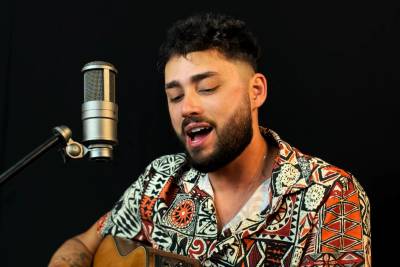 Em Criciúma, músico inicia carreira solo e leva sucessos do reggae aos palcos