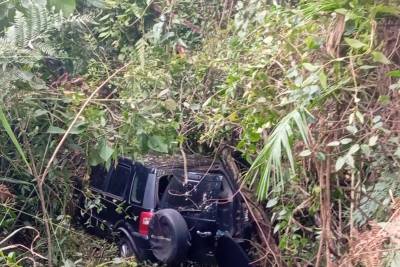 Mulher fica ferida após carro cair em mata