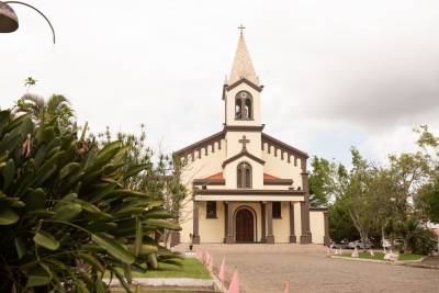 Paróquia Santa Terezinha celebra dedicação de sua Igreja Matriz e do altar