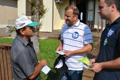 Zé Zanolli e Júlio Cechinel andam pelas ruas do bairro Raichaski