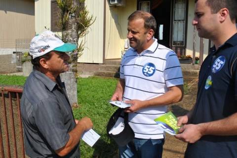 Zé Zanolli e Júlio Cechinel andam pelas ruas do bairro Raichaski