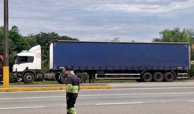 Após perseguição de 21 quilômetros, PRF recupera carreta roubada na BR-101 